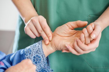 Kadın bekçi kadın kıdemli nabzını kontrol