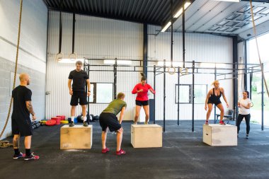 Spor salonunda atlama genç atlet kutusu