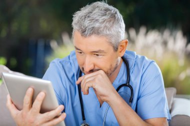 tablet kullanan erkek doktor