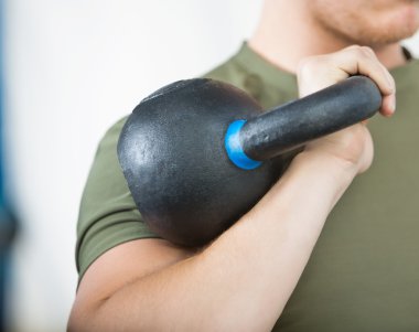 Erkek atlet Kettlebell kaldırma