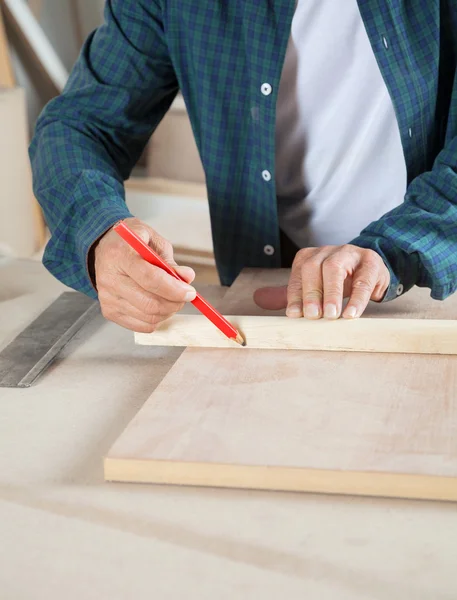 Carpenter Marking On Wood With Pencil — Stock Photo, Image