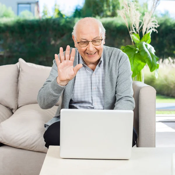 Glücklich Senior Mann Video-Chat auf Laptop — Stockfoto