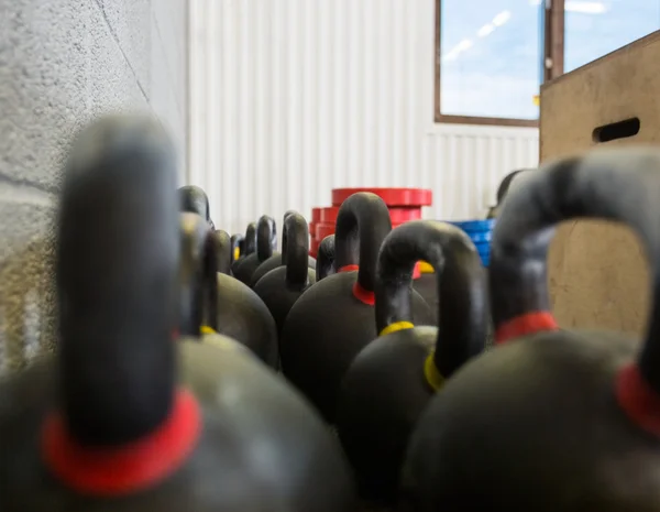 Kettlebells im Fitnessstudio — Stockfoto