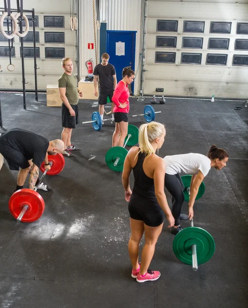 Trainers met atleten opheffing Barbells — Stockfoto