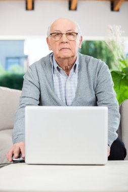 Kendine güvenen komuta sizde dizüstü Huzurevi veranda kullanma