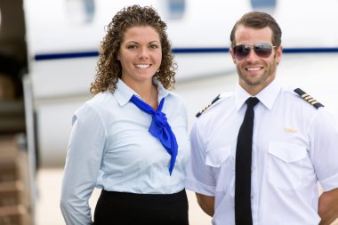 hostes ve karşı özel jet pilot ayakta