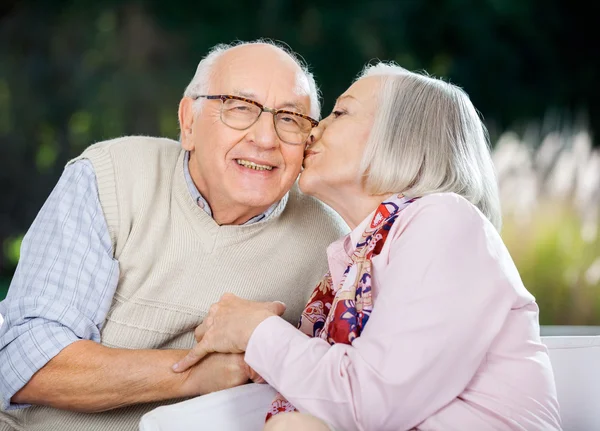 Senior mulher beijando na bochecha Mans — Fotografia de Stock