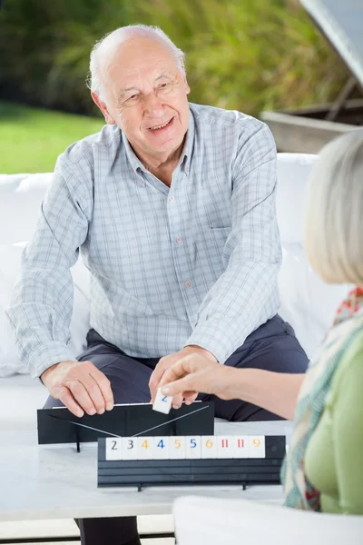 Glücklicher älterer Mann spielt Rommé mit Frau — Stockfoto