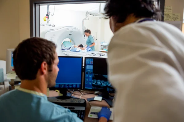 医疗团队操作在 ct 扫描实验室中的计算机 — 图库照片