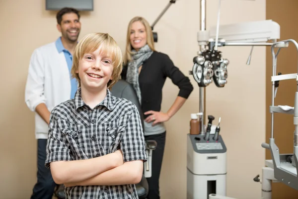 Rapaz feliz com optometristas na loja — Fotografia de Stock