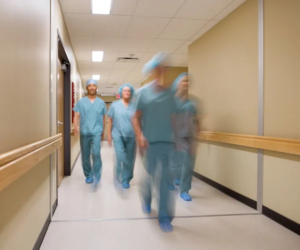 Equipe médica caminhando no corredor do hospital — Fotografia de Stock