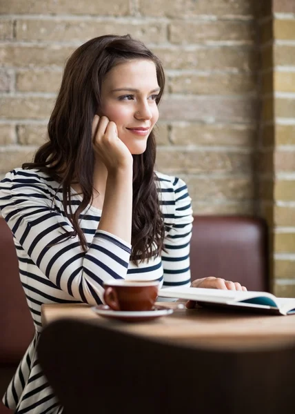 Kobieta z ręki na podbródek, którzy szukają drogi w Coffeeshop — Zdjęcie stockowe