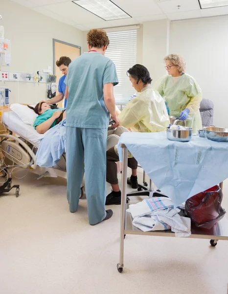 Équipe médicale qui accouche à l'hôpital — Photo