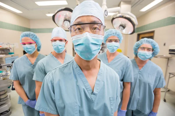 Équipe médicale debout dans la salle d'opération — Photo