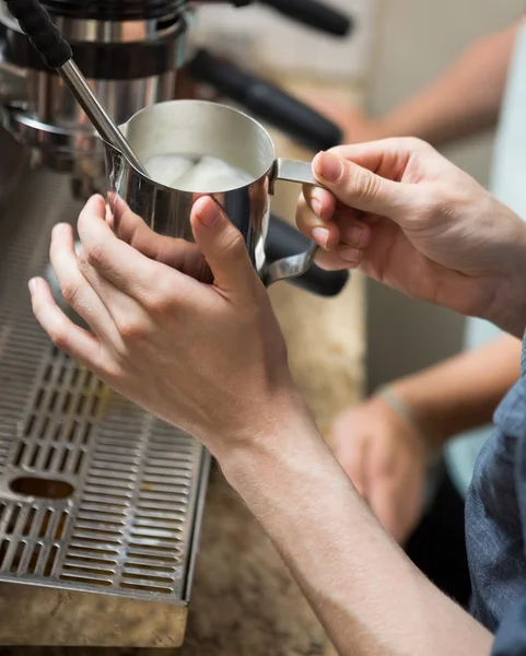 Barista parze mleka w Coffeeshop — Zdjęcie stockowe