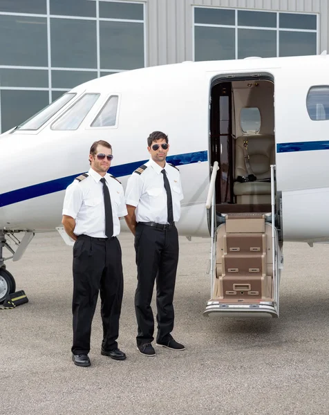 Piloten stehen neben Privatjet — Stockfoto