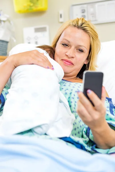 Mujer tomando autorretrato con la niñera a través del teléfono inteligente — Foto de Stock