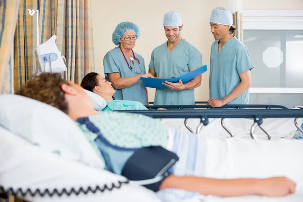 Sjuksköterskor undersöker patienter rapport — Stockfoto