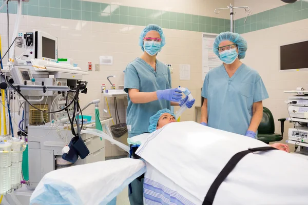 Enfermeras con máscara de oxígeno preparando al paciente — Foto de Stock