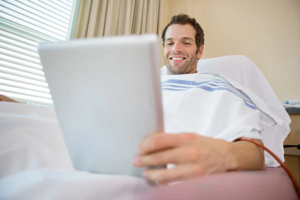 Patient Using Digital Tablet During Renal Dialysis — Stock Photo, Image