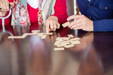 Büyükanne torunu ile Domino oynamaya midsection