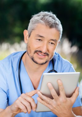 Erkek hemşire kullanarak Tablet bilgisayar