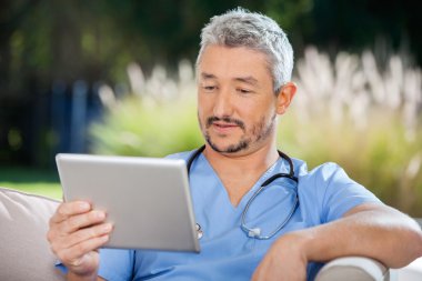 Erkek görünümlü Tablet Pc doktor