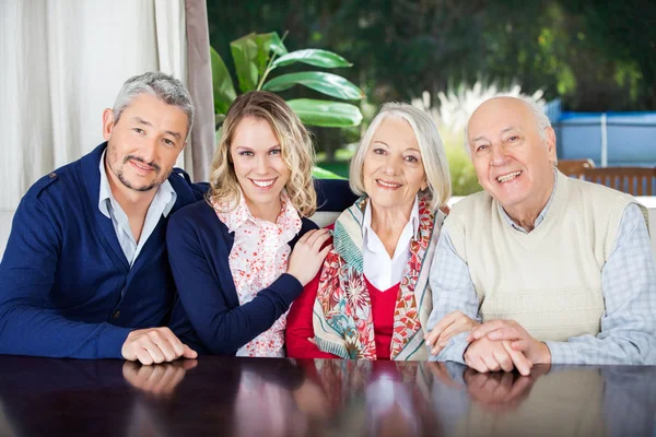 Pareja visitando abuelos en casa de ancianos — Foto de Stock