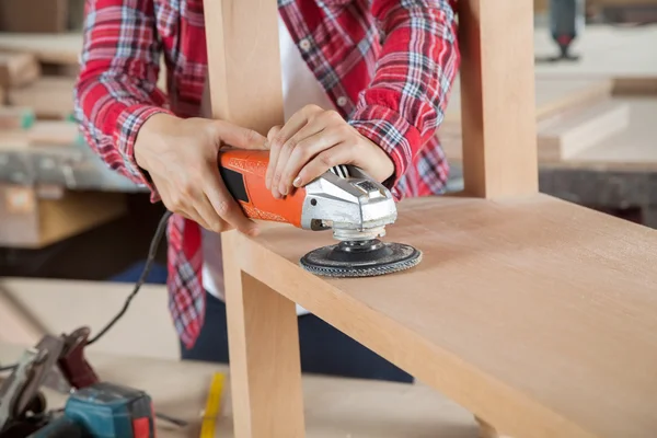 Carpintero usando lijadora en madera — Foto de Stock