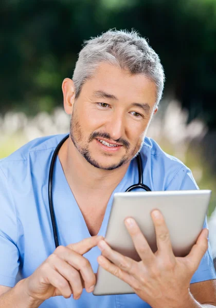 Male Nurse pomocí tabletový počítač — Stock fotografie