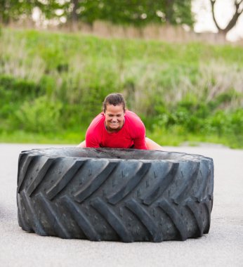 Özel kadın lastik kaldırma