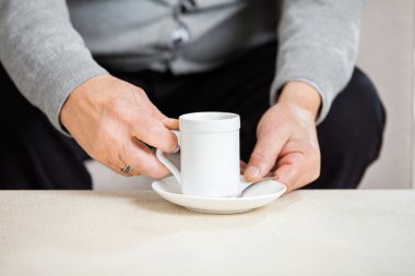 Komuta sizde kahve fincanı tutan midsection