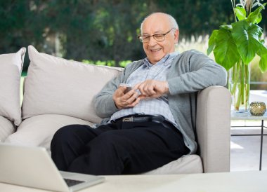 Mutlu komuta sizde kısa Smartphone vasıl sundurma aracılığıyla mesaj