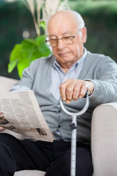 Homem idoso lendo jornal na varanda da casa de repouso — Fotografia de Stock