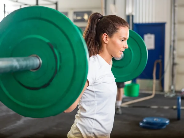 Přizpůsobit žena zrušení Barbell v tělocvičně — Stock fotografie