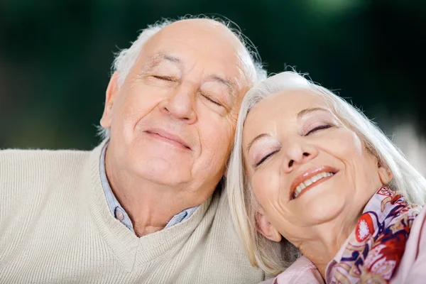 Liebendes Seniorenpaar entspannt mit geschlossenen Augen — Stockfoto