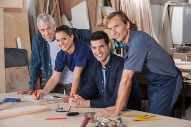 Kendine güvenen marangoz atölyesinde masada çalışma