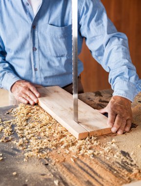 Midsection Marangoz şerit testere ile kesme ahşap