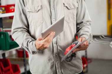 adam ürün dijital tablet aracılığıyla tarama