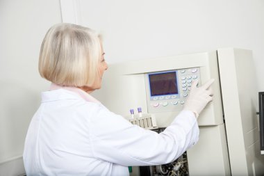 örnekleri analiz laboratuarında çalışan bilim adamı