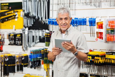 Donanım mağaza dijital Tablet tutarak müşteri