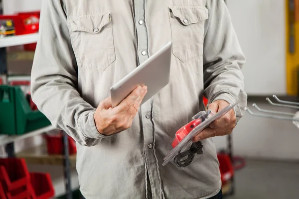 Hombre escaneando el producto a través de la tableta digital — Foto de Stock