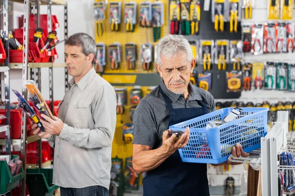 Senior säljare arbetar i järnhandel — Stockfoto