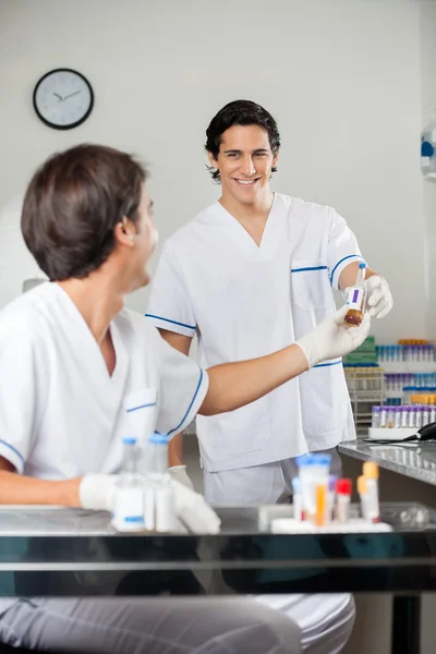 Tecnico che consegna il campione al collega — Foto Stock