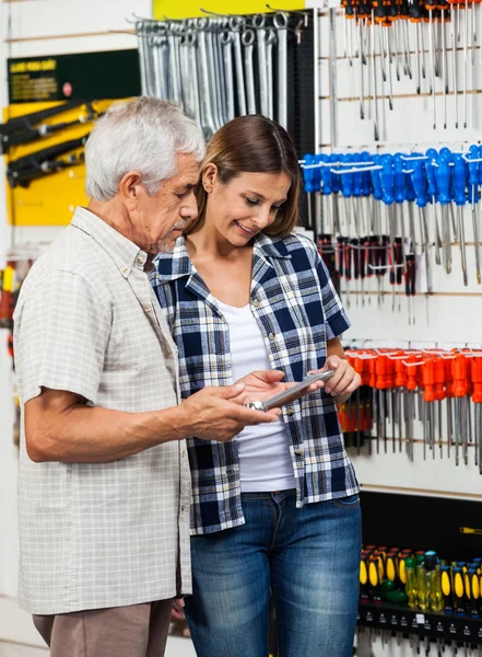 Padre e hija mirando la llave inglesa en la tienda — Foto de Stock