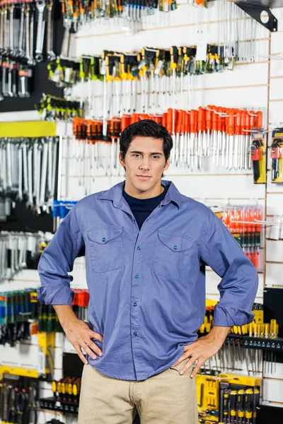 Kundin mit Hand auf Hüfte im Baumarkt — Stockfoto