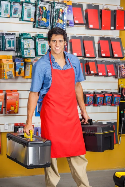 Verkoper houden toolboxen In Hardware winkel — Stockfoto