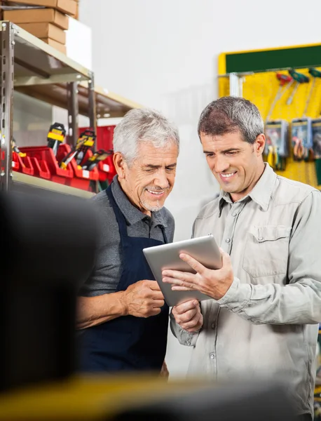 Vendedor y cliente usando tableta digital —  Fotos de Stock