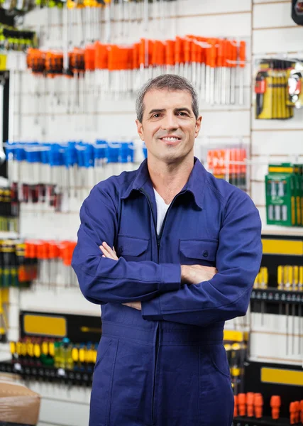 Worker With Arms Crossed In Hardware Store — Stock Photo, Image