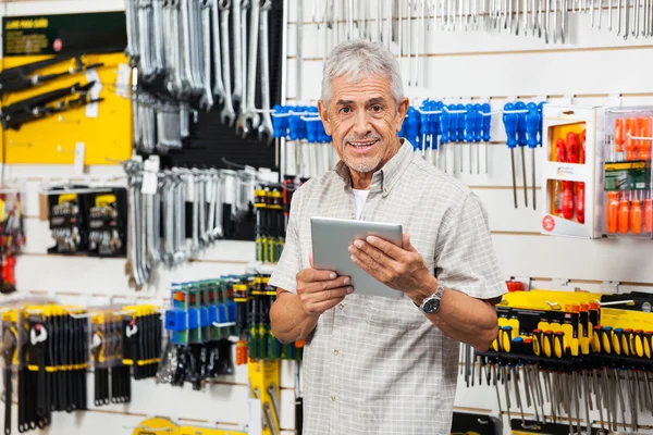 Cliente Segurando Tablet Digital Na Loja de Hardware — Fotografia de Stock